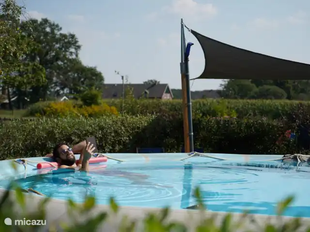 Chillen in het Zodiac zwembad. Vernieuwd in 2021! (en iets groter:-)